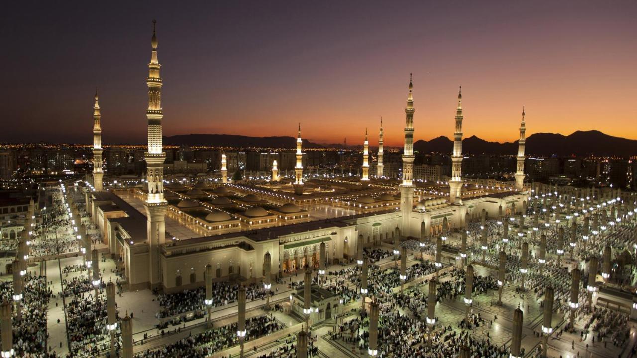 Intercontinental Dar Al Hijra Madinah, An Ihg Hotel Medina Exterior photo The Prophet's Mosque at night