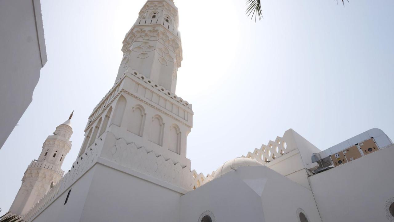 Intercontinental Dar Al Hijra Madinah, An Ihg Hotel Medina Exterior photo The photo shows a white mosque with distinct architectural features, including a tall minaret that rises prominently against a bright sky. The minaret is adorned with decorative elements, and the overall structure appears to have intricate designs ty